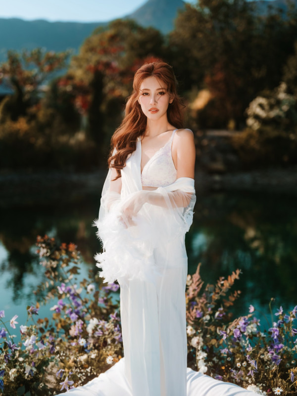 「最紅港姐」搭飛機一人霸三個位？坐經濟艙竟享VIP級服務 離地鋪床待遇惹質疑