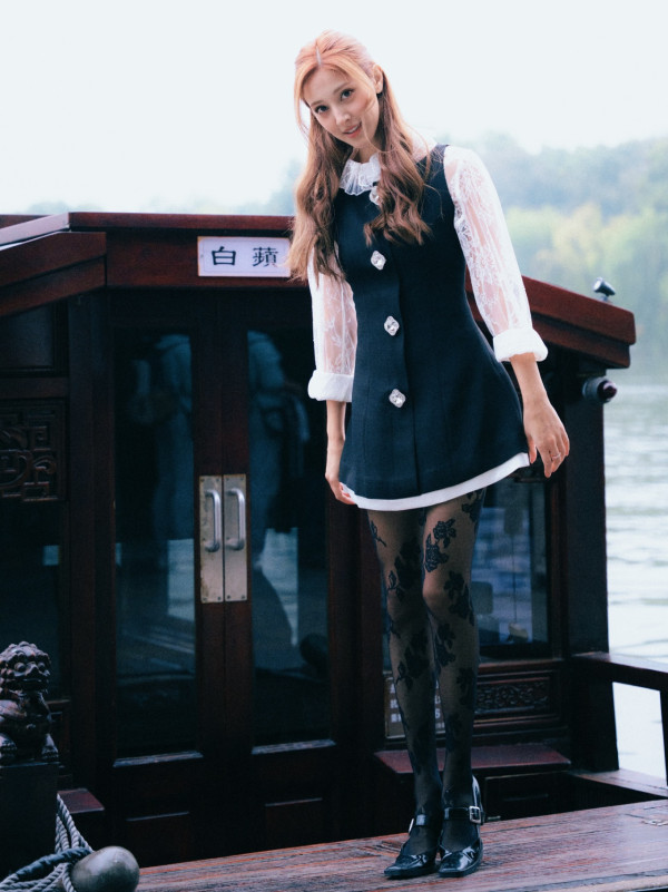 「最紅港姐」搭飛機一人霸三個位？坐經濟艙竟享VIP級服務 離地鋪床待遇惹質疑