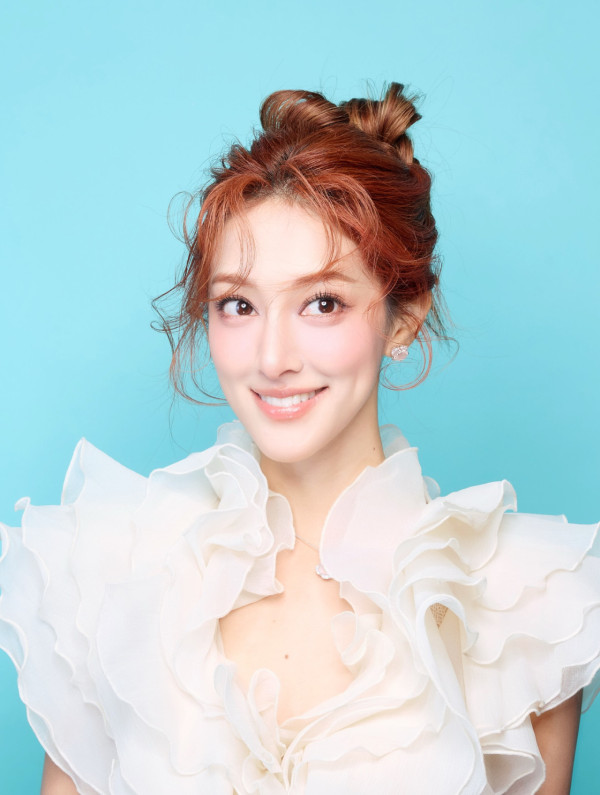 「最紅港姐」搭飛機一人霸三個位？坐經濟艙竟享VIP級服務 離地鋪床待遇惹質疑