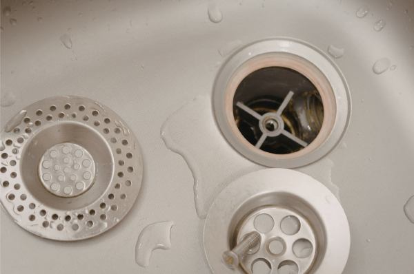 廚房極細排水孔驚見「小強」突破重圍！網民曬震撼畫面 靠1神器斬草除根