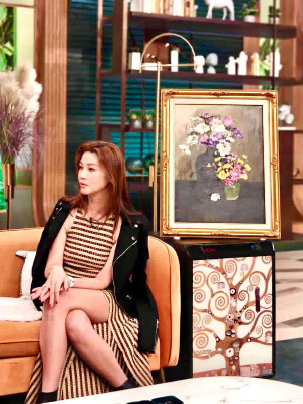 「最防腐港姐冠軍」沙漠性感寫真晒逆天長腿！年過半百風韻猶存看不出真實年齡