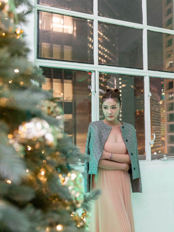 「最防腐港姐冠軍」沙漠性感寫真晒逆天長腿！年過半百風韻猶存看不出真實年齡