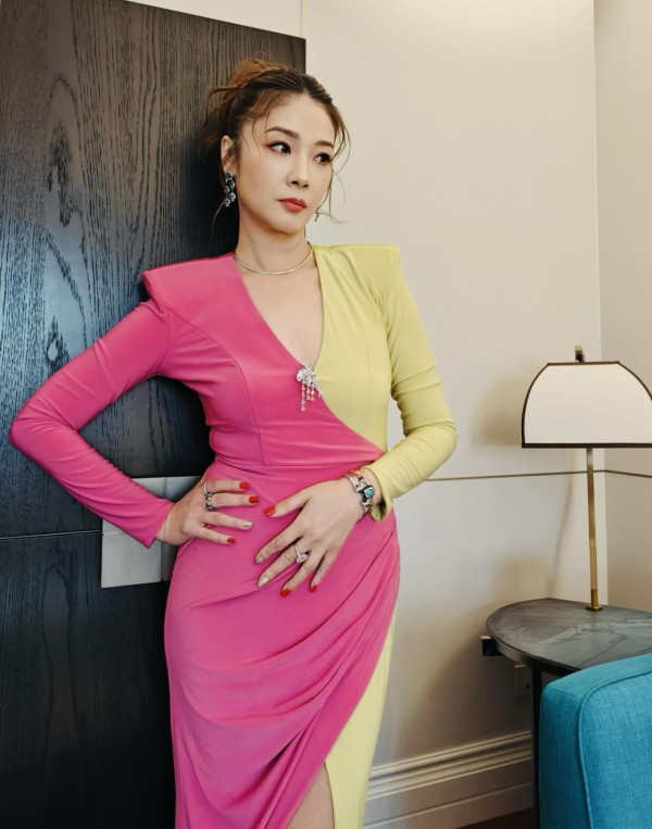 「最防腐港姐冠軍」沙漠性感寫真晒逆天長腿！年過半百風韻猶存看不出真實年齡