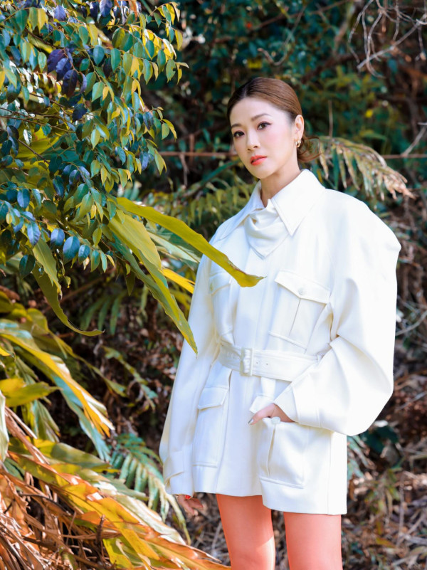 「最防腐港姐冠軍」沙漠性感寫真晒逆天長腿！年過半百風韻猶存看不出真實年齡