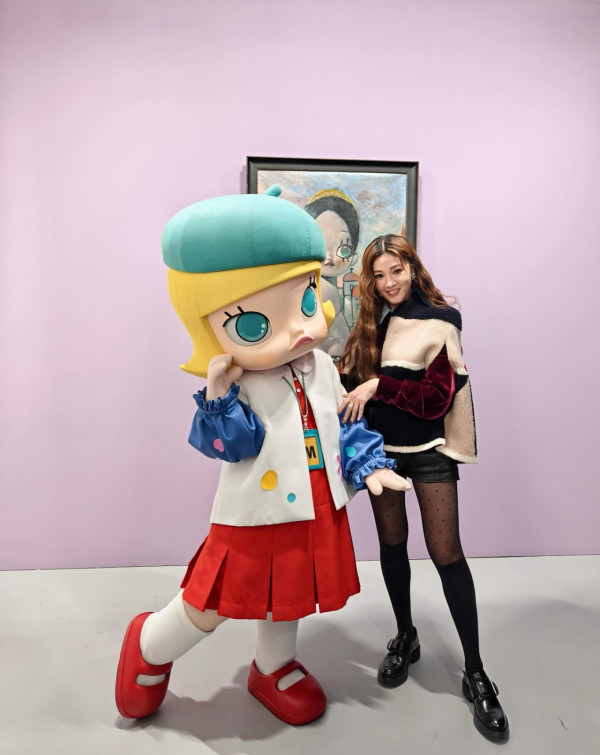 「最防腐港姐冠軍」沙漠性感寫真晒逆天長腿！年過半百風韻猶存看不出真實年齡