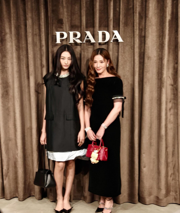 「最防腐港姐冠軍」沙漠性感寫真晒逆天長腿！年過半百風韻猶存看不出真實年齡