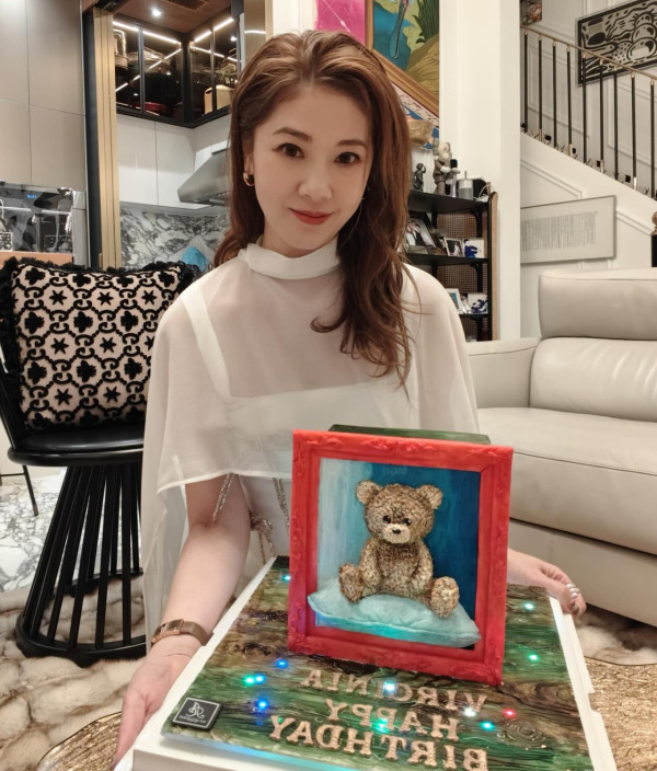 「最防腐港姐冠軍」沙漠性感寫真晒逆天長腿！年過半百風韻猶存看不出真實年齡