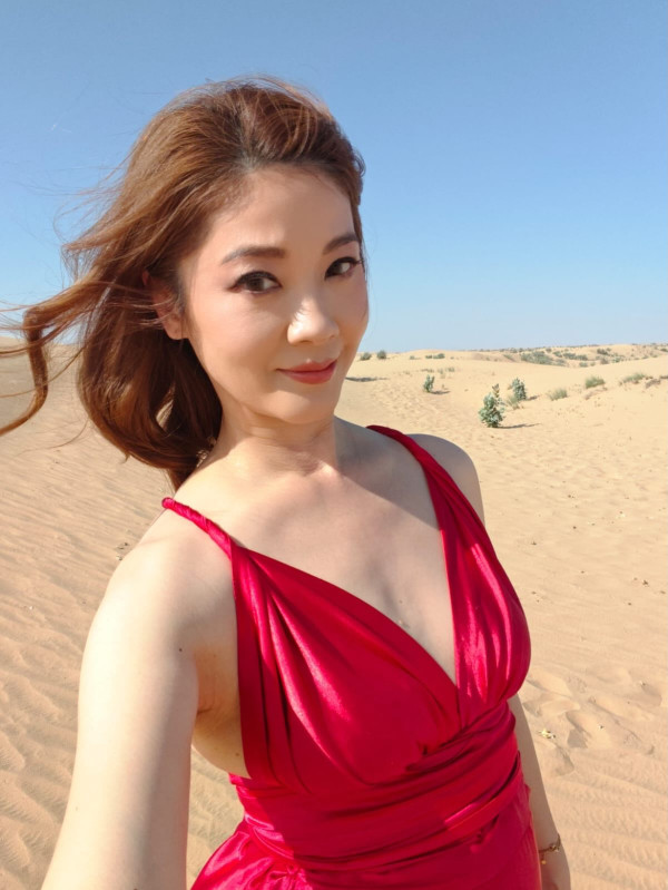 「最防腐港姐冠軍」沙漠性感寫真晒逆天長腿！年過半百風韻猶存看不出真實年齡