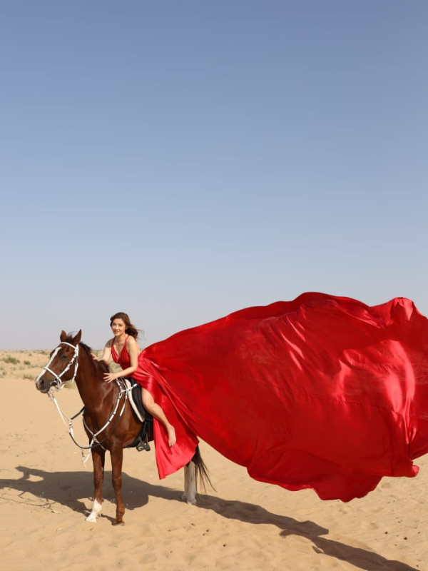 「最防腐港姐冠軍」沙漠性感寫真晒逆天長腿！年過半百風韻猶存看不出真實年齡