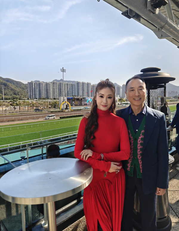 「最防腐港姐冠軍」沙漠性感寫真晒逆天長腿！年過半百風韻猶存看不出真實年齡