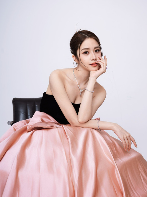 港姐冠軍罕有開金口獲力捧做歌手？人靚聲甜驚艷網民：2026樂壇新人