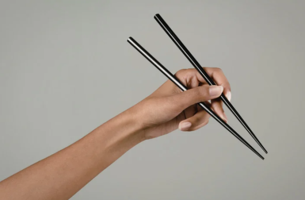 洗筷子1個動作恐致命！清潔不當比馬桶髒8倍 專家揭含菌量驚人：愈洗愈污糟 