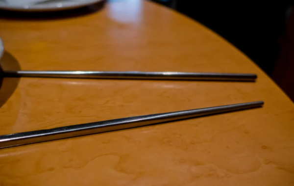 洗筷子1個動作恐致命！清潔不當比馬桶髒8倍 專家揭含菌量驚人：愈洗愈污糟 