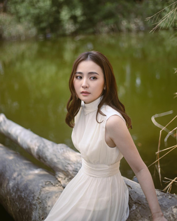 34歲失婚人妻透視露出胸側神秘紋身！邪惡視角罕晒性感泳衣照震撼眼球