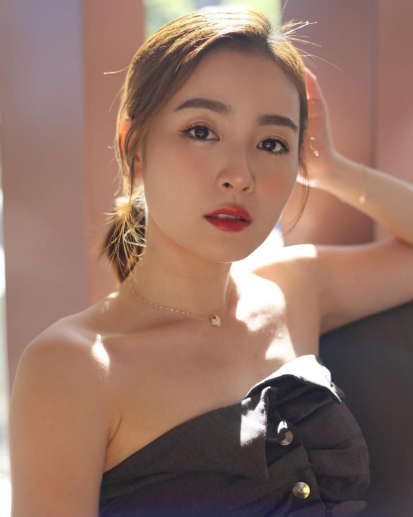 34歲失婚人妻透視露出胸側神秘紋身！邪惡視角罕晒性感泳衣照震撼眼球