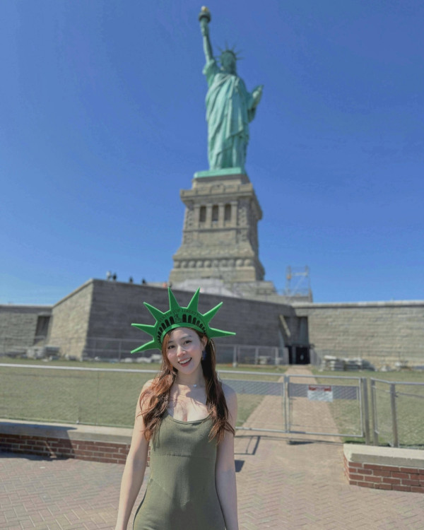 34歲失婚人妻透視露出胸側神秘紋身！邪惡視角罕晒性感泳衣照震撼眼球