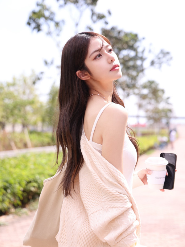 莊子璇剪瀏海新髮型曝光顏值又再變！立體混血感氣質大不同驚艷網民