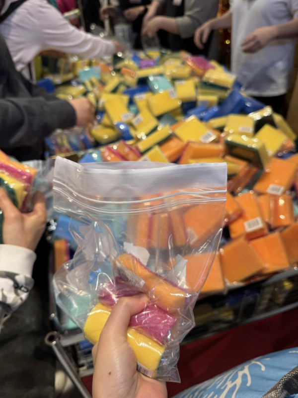 港人激搶AEON放題！$8狂塞19包百潔布、40包紙巾 網民跪求教學揭1分店最鬆手