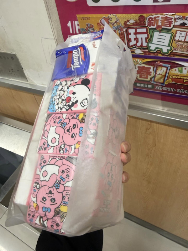 港人激搶AEON放題！$8狂塞19包百潔布、40包紙巾 網民跪求教學揭1分店最鬆手