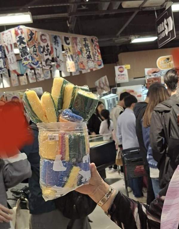 港人激搶AEON放題！$8狂塞19包百潔布、40包紙巾 網民跪求教學揭1分店最鬆手