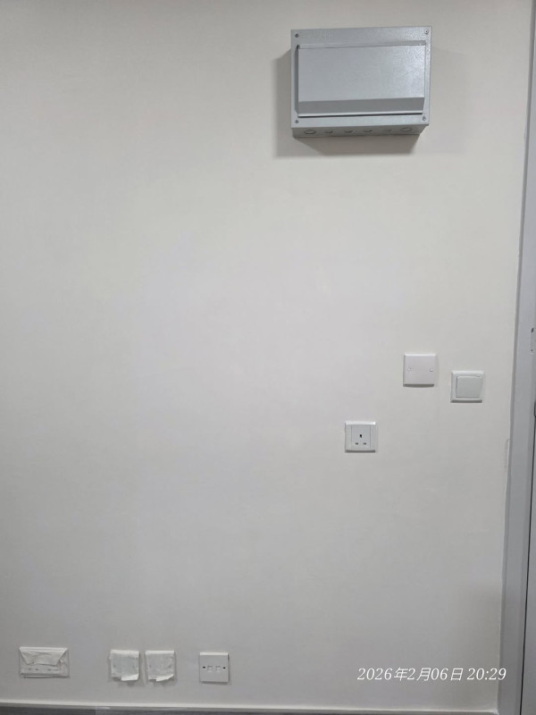 公屋上樓後發現7組電制位零散分佈，電箱安裝手法惹議。圖片來源：Facebook@公屋討論區