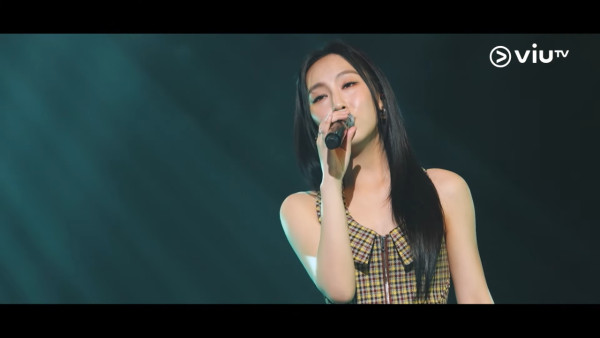 炎明熹破天荒首登ViuTV《CHILL CLUB》 離巢後奪隔籬台冠軍歌9字吐真實感受