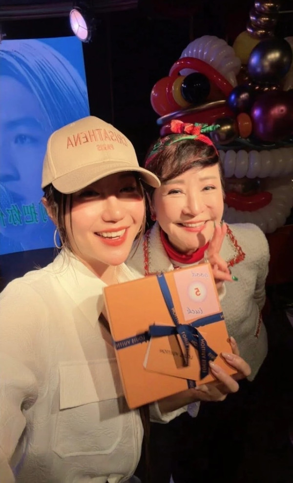 狄波拉豪請《中年好聲音》家族團拜!狂派六合彩豪送LV禮物人人有份極誇張