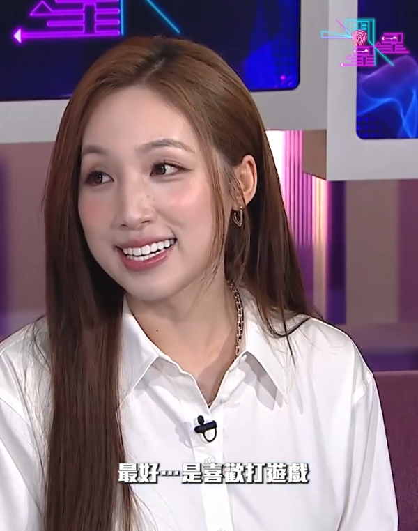 女神海兒剪瀏海新髮型曝光極減齡 氣質大轉變獲激讚：勁似大學生