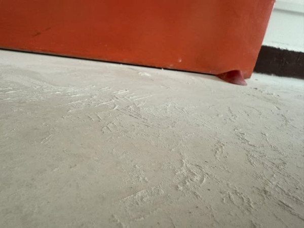 派公屋中伏？收樓大門貼地揭房署翻新「做漏呢步」過來人警告：隨時塌牆爆磚