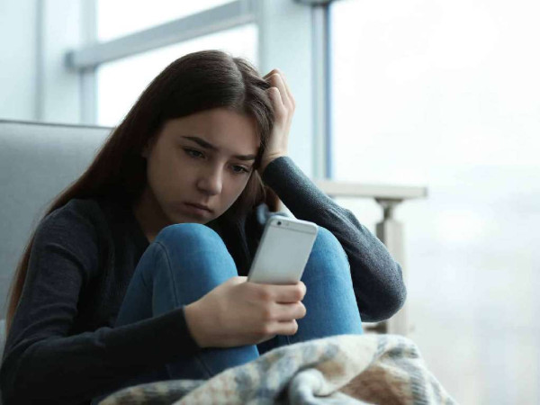 例如用家只是想用手機聽歌，但期間就被突然彈出的短訊頻通知 distracted，導致極大心理焦慮及浪費了不少時間。