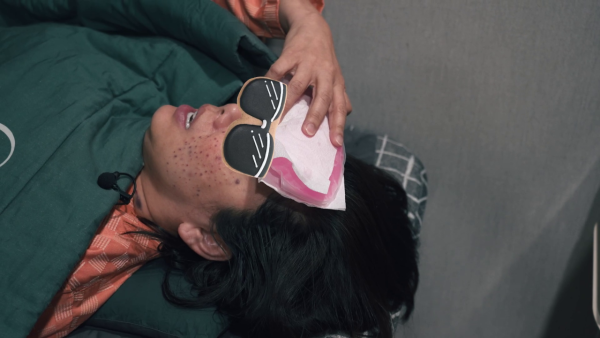 醫美直擊｜資深綠葉黃梓瑋決心開刀割雙眼皮 手術前攬實何依婷激動爆喊：好驚呀