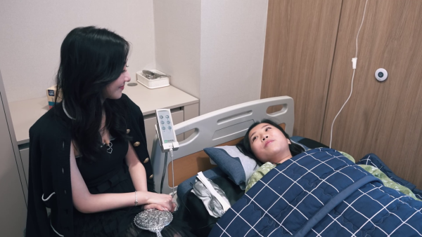 醫美直擊｜資深綠葉黃梓瑋決心開刀割雙眼皮 手術前攬實何依婷激動爆喊：好驚呀