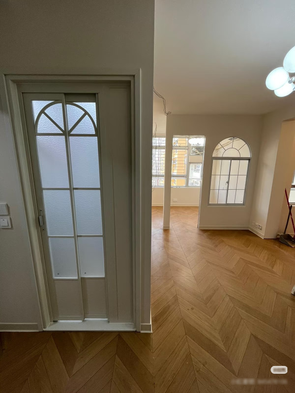 從照片可見，現場裝潢已接近尾聲，牆身刷成純白色，並採用了白色拱門門框設計及木紋地磚。（圖片來源：Facebook@香港公營房屋討論區）