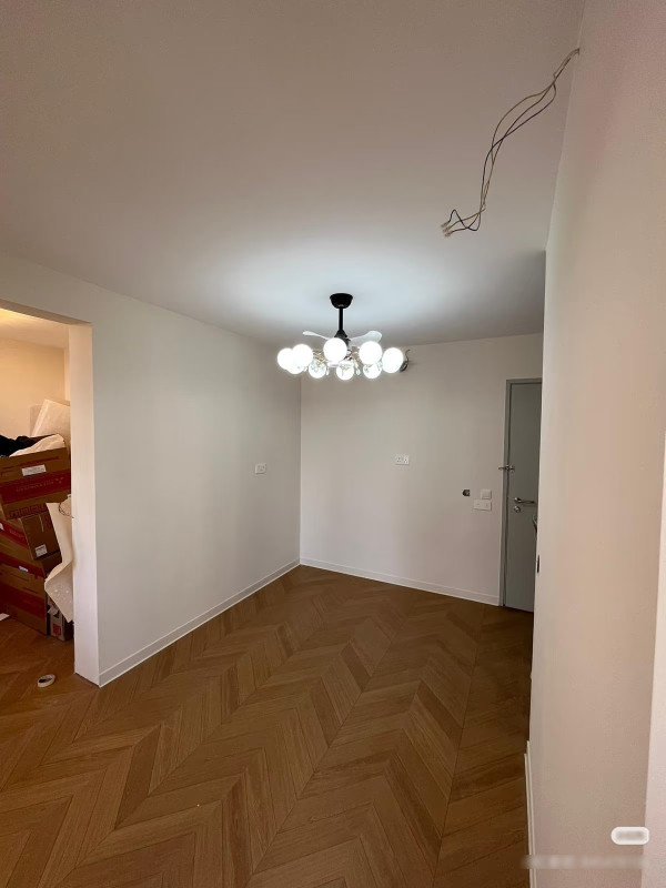 屋內天花板有電線凌亂地懸掛在半空中。（圖片來源：Facebook@香港公營房屋討論區）