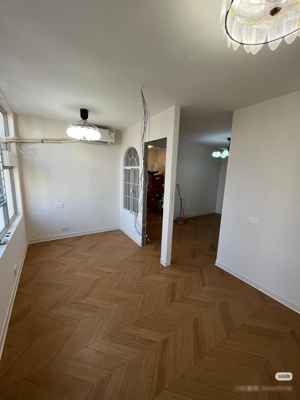 屋內天花板有電線凌亂地懸掛在半空中。（圖片來源：Facebook@香港公營房屋討論區）