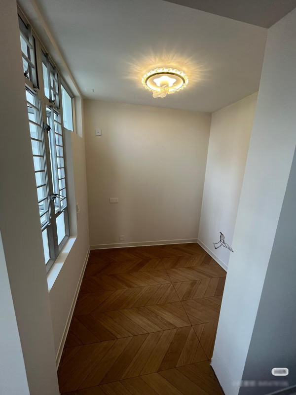 從照片可見，現場裝潢已接近尾聲，牆身刷成純白色，並採用了白色拱門門框設計及木紋地磚。（圖片來源：Facebook@香港公營房屋討論區）