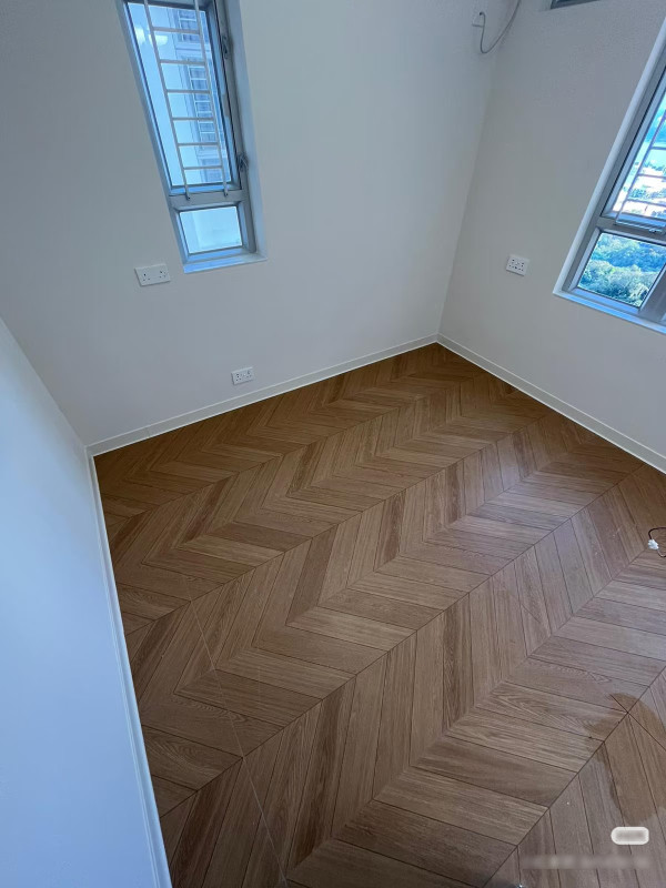 從照片可見，現場裝潢已接近尾聲，牆身刷成純白色，並採用了白色拱門門框設計及木紋地磚。（圖片來源：Facebook@香港公營房屋討論區）