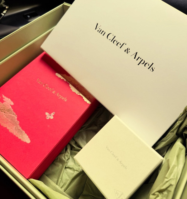 鍾柔美再被網民踢爆疑似又講大話？降呢緋聞男友Eden做朋友 IG洩蜜竟戴住情人節禮物