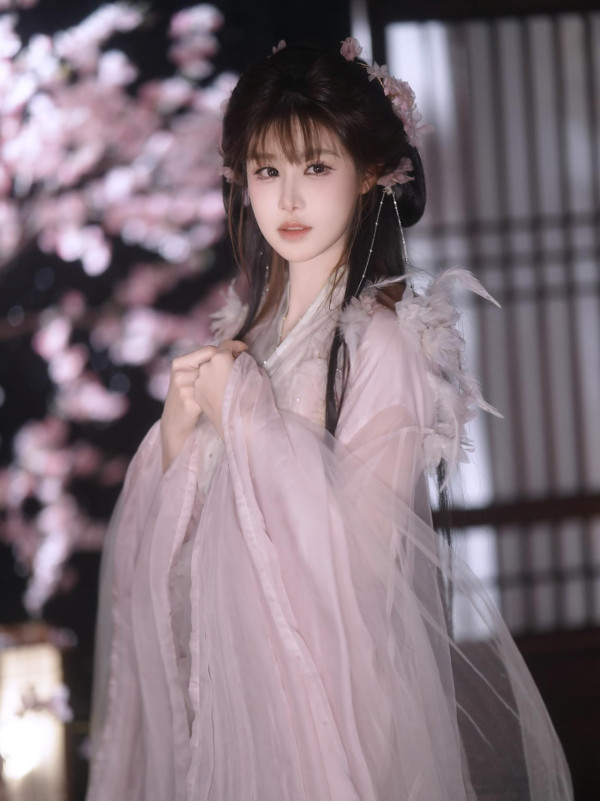 古佩玲近照驚見容貌又進化唔似素素 「塑膠感」間尺鼻嚇窒網民:就嚟唞唔到氣!