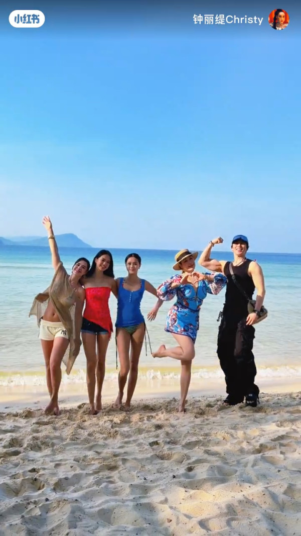 鍾麗緹一門四美母女激罕性感大解放！細女身材比例完美逆襲靚過兩位家姐