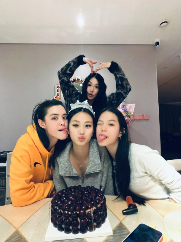 鍾麗緹細女日落下晒魔鬼身材超搶鏡！大個女盡得媽媽神基因接捧性感女神