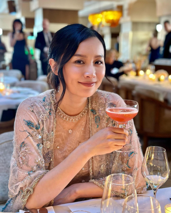 前TVB最索花旦素顏樣現顯老痕跡！與20年前對比驚人：自然優雅地老去