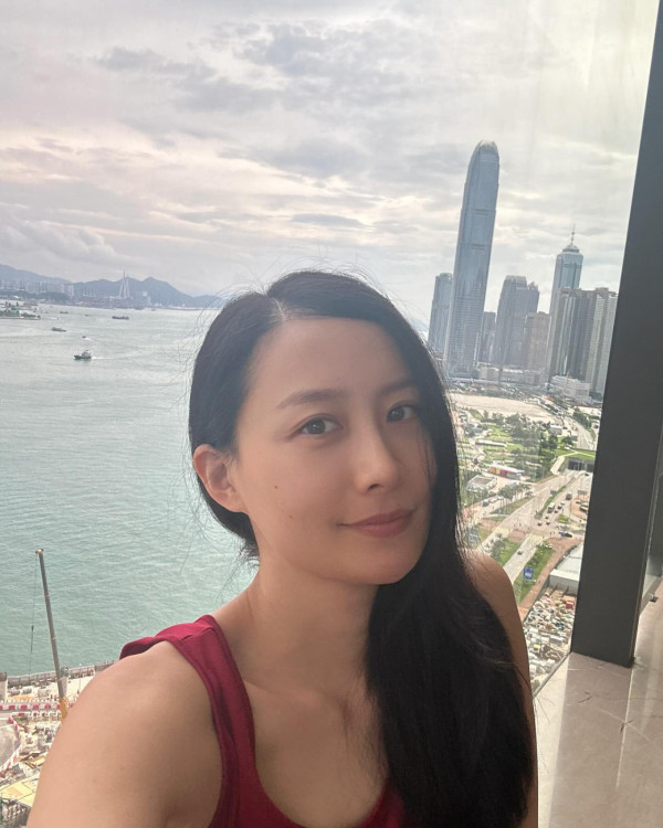 前TVB最索花旦素顏樣現顯老痕跡！與20年前對比驚人：自然優雅地老去