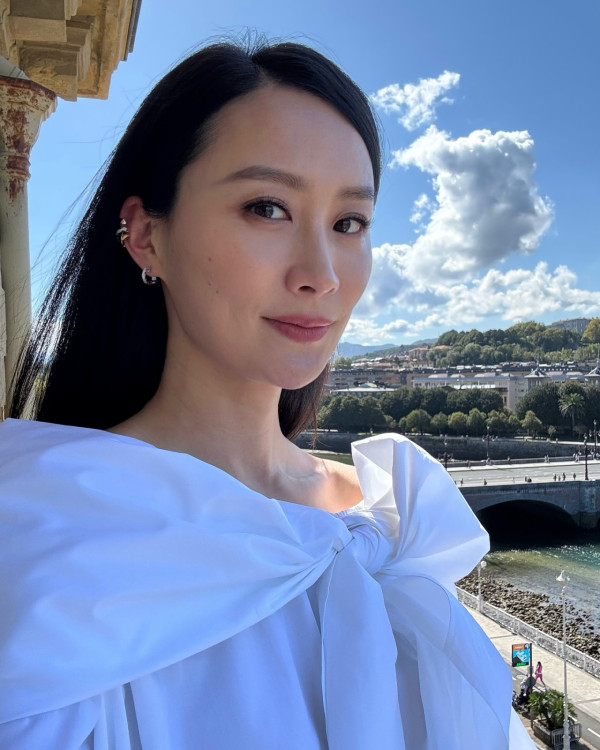 前TVB最索花旦素顏樣現顯老痕跡！與20年前對比驚人：自然優雅地老去