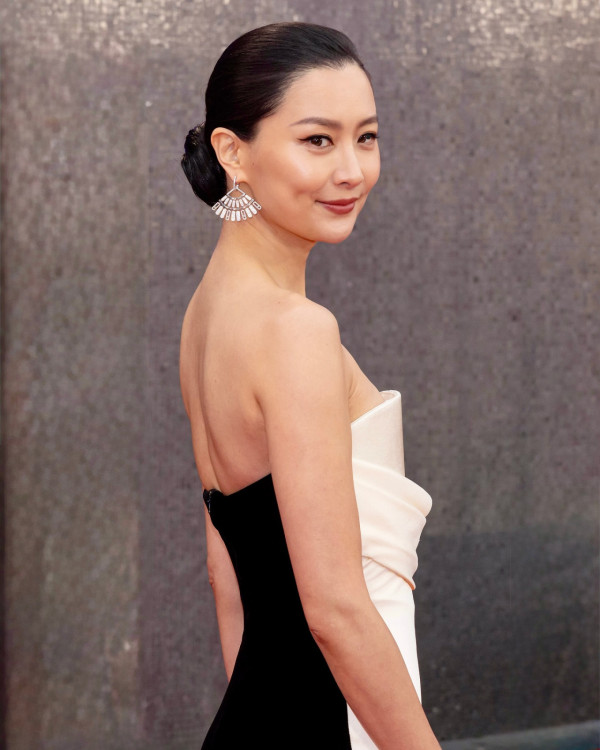 前TVB最索花旦素顏樣現顯老痕跡！與20年前對比驚人：自然優雅地老去