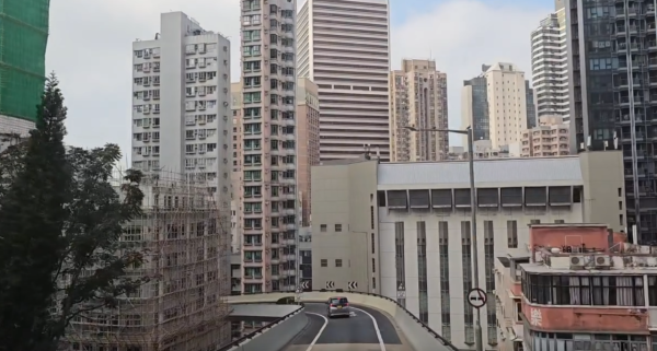 港島驚現都市過山車！開篷巴士狂衝西環「奪命斜」 網民嚇到腳軟：腳趾抓實地