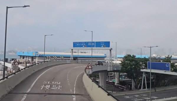 港島驚現都市過山車！開篷巴士狂衝西環「奪命斜」 網民嚇到腳軟：腳趾抓實地