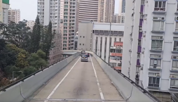 港島驚現都市過山車！開篷巴士狂衝西環「奪命斜」 網民嚇到腳軟：腳趾抓實地