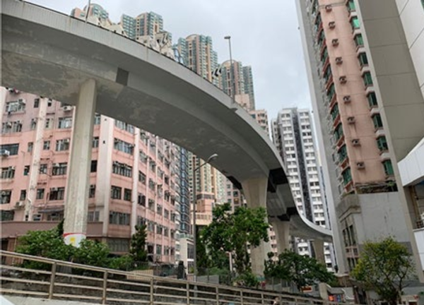 港島驚現都市過山車!開篷巴士狂衝西環「奪命斜」 網民嚇到腳軟:腳趾抓實地