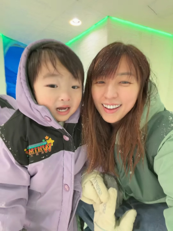 43歲最童顏人妻低炒晒素顏真面目！與細仔同框猶如兩姊弟驚艷網民：完全冇老過